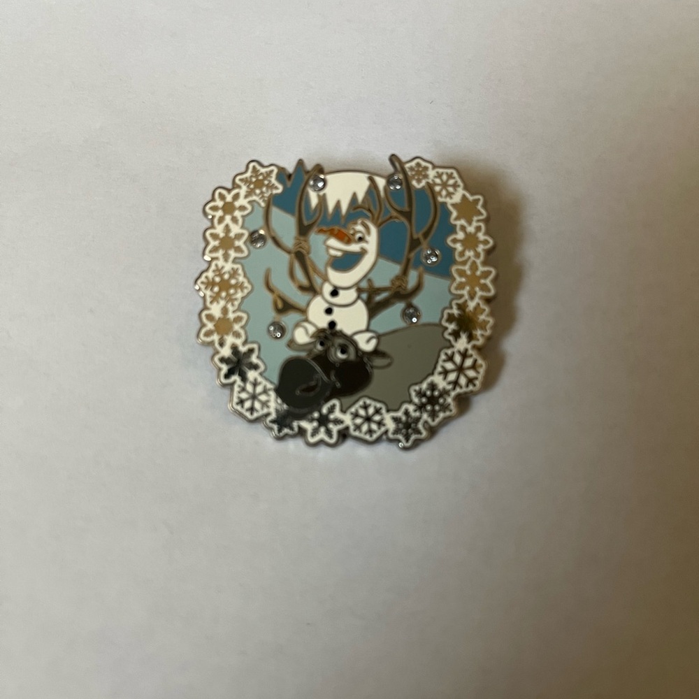 Disney Park Pin Trading Frozen Olaf & Sven Snowflake Enamel Pin New